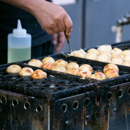 Auténticas pelotas Takoyaki de Osaka. Takoyaki es una comida japonesa hecha de harina de trigo y pulpo..