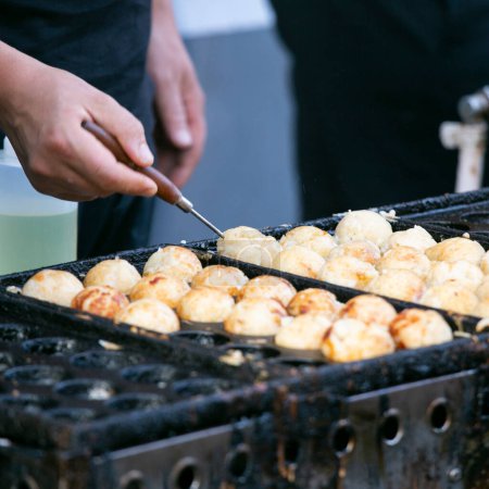 Authentische Takoyaki-Bälle aus Osaka. Takoyaki ist ein japanisches Essen aus Weizenmehl und Tintenfisch.