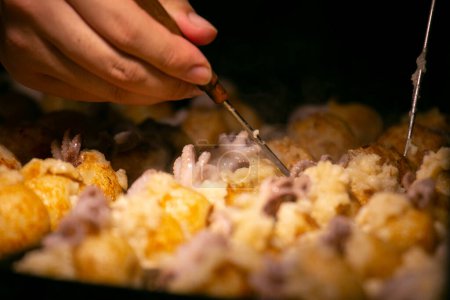 Auténticas pelotas Takoyaki de Osaka. Takoyaki es una comida japonesa hecha de harina de trigo y pulpo..