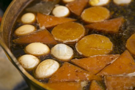 Oden ist eine Art Nabemono, der traditionell in einem Donabe (Tontopf) gekocht wird und japanische Fischkuchen, Konnyaku oder Tofu enthält..