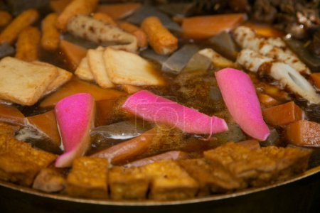 Foto de Oden es un tipo de nabemono, que se cocina tradicionalmente en un donabe (olla de barro) y cuenta con pasteles de pescado japoneses, konnyaku o tofu.. - Imagen libre de derechos