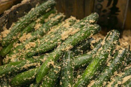 Un puesto de venta de verduras en escabeche y fermentadas en Kyoto, Japón