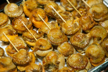 Téléchargez les photos : Des pétoncles japonais frais dans un étal de marché au marché aux poissons Nishiki à Kyoto, Japon. - en image libre de droit