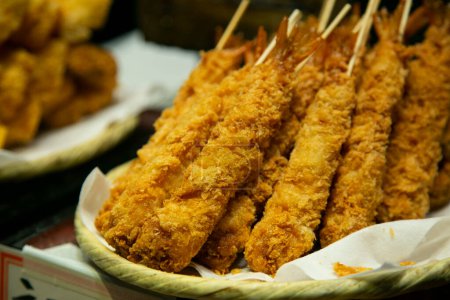 Téléchargez les photos : Crevettes japonaises géantes dans un étal de marché à Nishiki marché aux poissons à Kyoto, Japon. - en image libre de droit