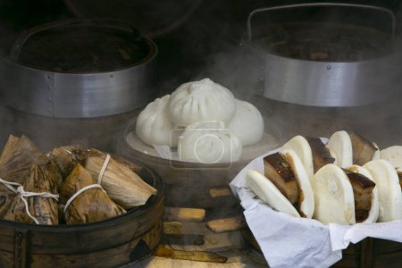 Téléchargez les photos : Petits pains à la vapeur chinois remplis de porc, cuisine de rue dans le quartier Nankin-machi à Kobe, Japon. - en image libre de droit
