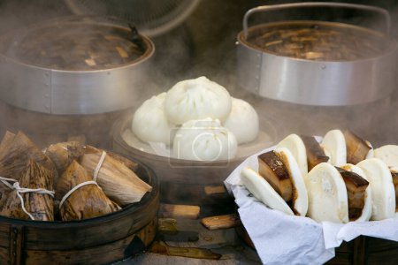 Téléchargez les photos : Petits pains à la vapeur chinois remplis de porc, cuisine de rue dans le quartier Nankin-machi à Kobe, Japon. - en image libre de droit