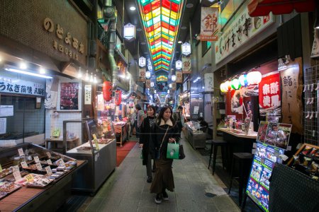 Téléchargez les photos : Kyoto, Japon ; 10 octobre 2023 : Le marché Nishiki est un restaurant plein et l'approvisionnement alimentaire qui est situé dans la ville de Kyoto. - en image libre de droit