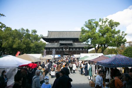 Téléchargez les photos : Kyoto, Japon ; 10 octobre 2023 : Le marché de Kobo-san au temple Toji à Kyoto se distingue comme l'un des plus grands marchés aux puces de la ville. - en image libre de droit