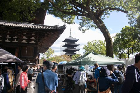 Téléchargez les photos : Kyoto, Japon ; 10 octobre 2023 : Le marché de Kobo-san au temple Toji à Kyoto se distingue comme l'un des plus grands marchés aux puces de la ville. - en image libre de droit