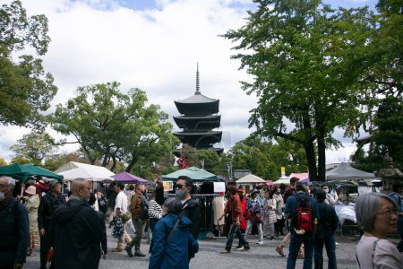 Foto de Kyoto, Japón; 10 de octubre de 2023: El Mercado Kobo-san en Toji Temple en Kyoto se destaca como uno de los mercados de pulgas más grandes de la ciudad. - Imagen libre de derechos