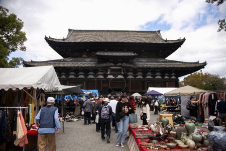 Foto de Kyoto, Japón; 10 de octubre de 2023: El Mercado Kobo-san en Toji Temple en Kyoto se destaca como uno de los mercados de pulgas más grandes de la ciudad. - Imagen libre de derechos
