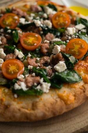 Téléchargez les photos : Pizza napolitaine aux saucisses et épinards. - en image libre de droit