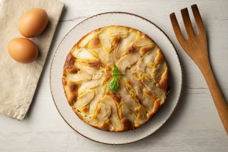 Téléchargez les photos : Gâteau éponge avec poire et yaourt. Délicieuse recette italienne traditionnelle. - en image libre de droit