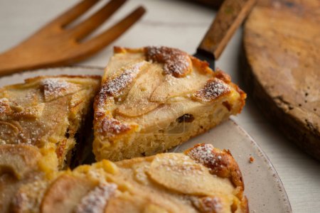 Téléchargez les photos : Gâteau éponge avec poire et yaourt. Délicieuse recette italienne traditionnelle. - en image libre de droit