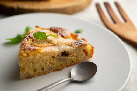 Foto de Pastel de esponja con pera y yogur. Deliciosa receta italiana tradicional. - Imagen libre de derechos