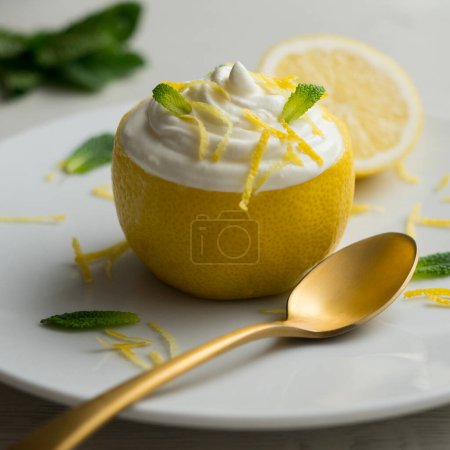 Téléchargez les photos : Dessert au citron frais avec mousse de yaourt. - en image libre de droit