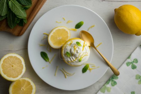 Foto de Postre de limón fresco con mousse de yogur. - Imagen libre de derechos