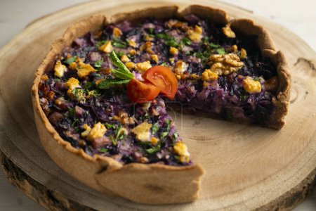 Téléchargez les photos : French quiche with red cabbage and vegetables. Traditional French recipe. - en image libre de droit