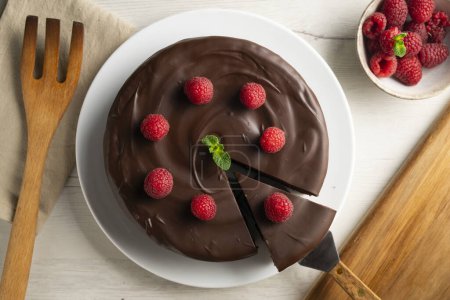 Foto de Sachertorte de chocolate con relleno de mermelada de frambuesa. - Imagen libre de derechos