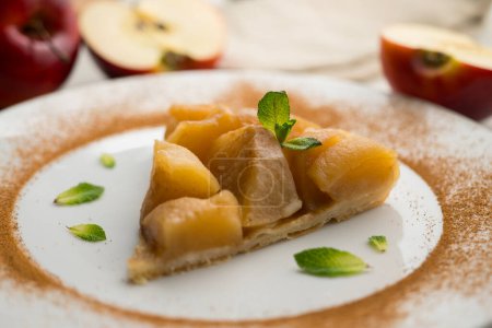 Tarte Tatin es una variante del pastel de manzana en la que las manzanas han sido caramelizadas en mantequilla y azúcar antes de agregar la masa..