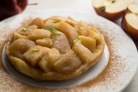 Tarte Tatin es una variante del pastel de manzana en la que las manzanas han sido caramelizadas en mantequilla y azúcar antes de agregar la masa..