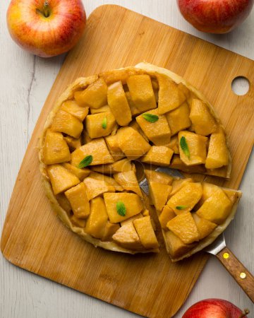 Téléchargez les photos : Tarte Tatin est une variante de tarte aux pommes dans laquelle les pommes ont été caramélisées dans le beurre et le sucre avant d'ajouter la pâte. - en image libre de droit