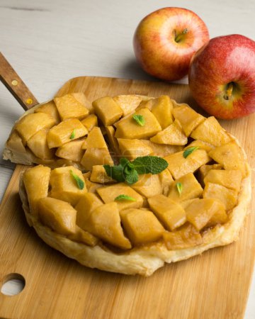 Tarte Tatin ist eine Variante des Apfelkuchens, in dem die Äpfel in Butter und Zucker karamellisiert wurden, bevor der Teig hinzugefügt wurde..