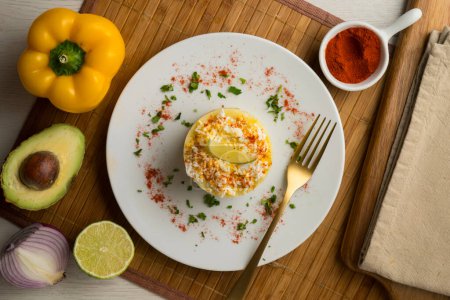 Téléchargez les photos : Causa Peruana. Causa Lima est une entrée traditionnelle de la cuisine péruvienne faite avec de la pomme de terre, avocat, poulet ou thon. - en image libre de droit