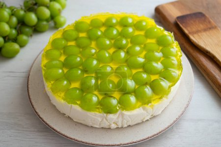 Téléchargez les photos : Gâteau au fromage avec des raisins sur une base de gâteau éponge. - en image libre de droit