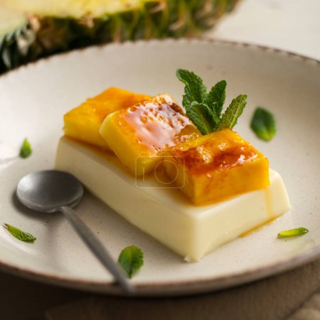 Panna Cotta italienne à l'ananas caramélisé.