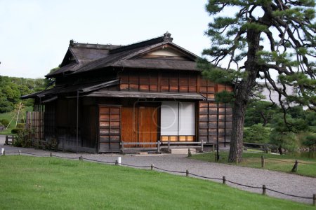 Salon de thé traditionnel japonais chashitsu appelé Tsubame-no-ochaya ou Swallow teahouse le long de l'étang Shiori-no-ike des jardins Hama-riky