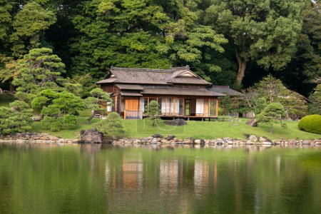 Salon de thé traditionnel japonais chashitsu appelé Tsubame-no-ochaya ou Swallow teahouse le long de l'étang Shiori-no-ike des jardins Hama-riky