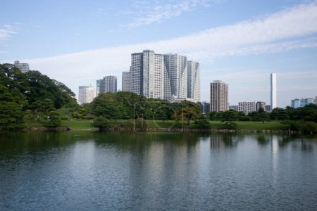 Foto de Los Jardines de Hamarikyu son un parque público en Ch, Tokio, Japón. Situado en la desembocadura del río Sumida están rodeados de edificios modernos. - Imagen libre de derechos