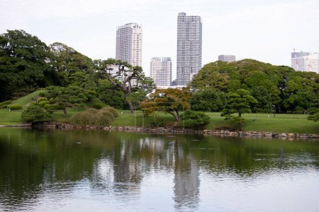 Die Gärten von Hamarikyu sind ein öffentlicher Park in Ch, Tokyo, Japan. An der Mündung des Flusses Sumida gelegen, sind sie von modernen Gebäuden umgeben.