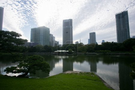 Foto de Los Jardines de Hamarikyu son un parque público en Ch, Tokio, Japón. Situado en la desembocadura del río Sumida están rodeados de edificios modernos. - Imagen libre de derechos