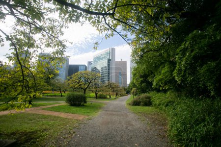 Die Gärten von Hamarikyu sind ein öffentlicher Park in Ch, Tokyo, Japan. An der Mündung des Flusses Sumida gelegen, sind sie von modernen Gebäuden umgeben.