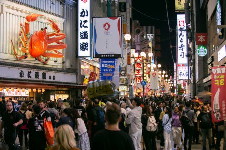 Téléchargez les photos : Osaka, Japon ; 20 octobre 2023 : Restaurants et touristes dans les rues de Dotonbori pleins de stands de nourriture de rue et de vie nocturne. - en image libre de droit