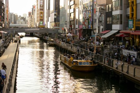 Foto de Osaka, Japón; 20 de octubre de 2023: famoso canal en Dotonbori lleno de negocios y restaurantes. - Imagen libre de derechos