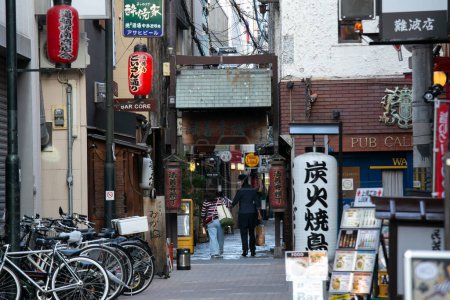 Foto de Osaka, Japón; 20 de octubre de 2023: calles estrechas en Dotonbori llenas de negocios y restaurantes. - Imagen libre de derechos