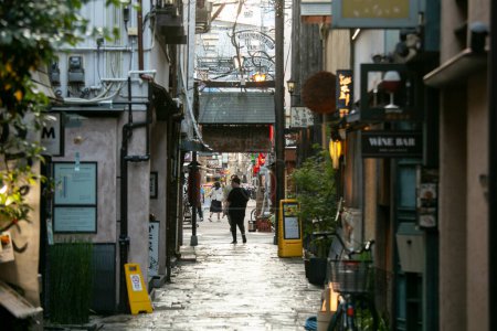 Téléchargez les photos : Osaka, Japon ; 20 octobre 2023 : Rues étroites à Dotonbori pleines d'entreprises et de restaurants. - en image libre de droit