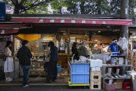 Téléchargez les photos : Osaka, Japon ; 20 octobre 2023 : Izakaya Toyo devient célèbre après être apparu dans le Netflix Show : Street Food Asia. - en image libre de droit