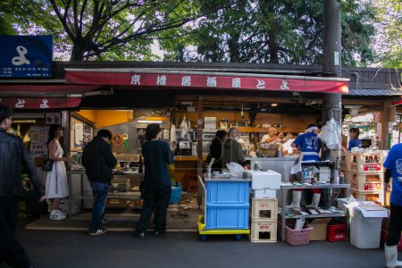 Téléchargez les photos : Osaka, Japon ; 20 octobre 2023 : Izakaya Toyo devient célèbre après être apparu dans le Netflix Show : Street Food Asia. - en image libre de droit