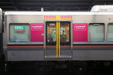 Téléchargez les photos : Osaka, Japon ; 20 octobre 2023 : Voiture de train pour femmes dans le métro d'Osaka au Japon. - en image libre de droit