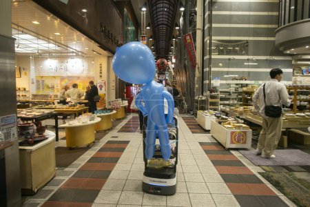 Téléchargez les photos : Osaka, Japon ; 20 octobre 2023 : Faux extraterrestre téléchargé sur un robot en mouvement au Japon. - en image libre de droit