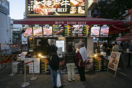 Téléchargez les photos : Osaka, Japon ; 20 octobre 2023 : Front d'un restaurant dans le quartier de Dotonbori dans la ville d'Osaka, célèbre pour sa vie nocturne et sa scène culinaire. - en image libre de droit