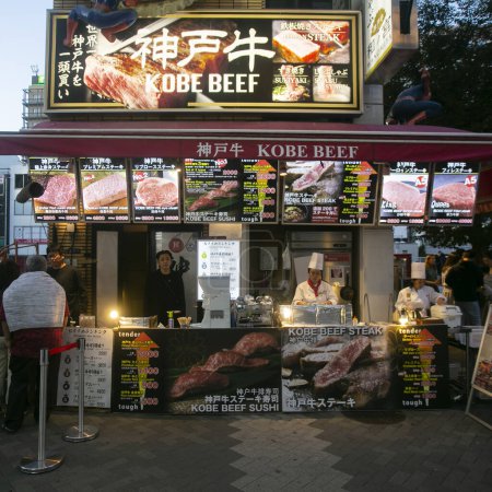 Téléchargez les photos : Osaka, Japon ; 20 octobre 2023 : Front d'un restaurant dans le quartier de Dotonbori dans la ville d'Osaka, célèbre pour sa vie nocturne et sa scène culinaire. - en image libre de droit