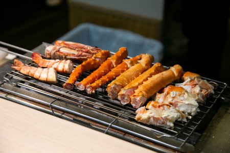 Foto de Rey patas de cangrejo cocinadas en una barbacoa en la ciudad de Osaka en Japón. - Imagen libre de derechos