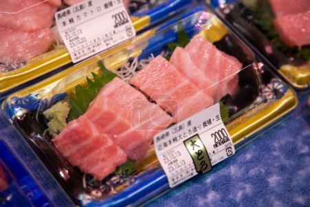 Téléchargez les photos : Thon japonais haut de gamme dans un marché alimentaire dans la ville d'Osaka au Japon. - en image libre de droit