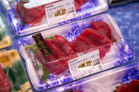 Foto de Atún japonés premium en un mercado de alimentos en la ciudad de Osaka en Japón. - Imagen libre de derechos