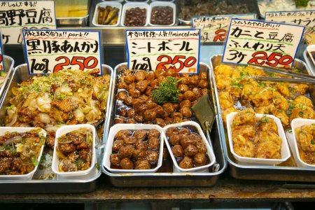 Téléchargez les photos : Variété de snacks japonais dans un marché d'Osaka au Japon. - en image libre de droit